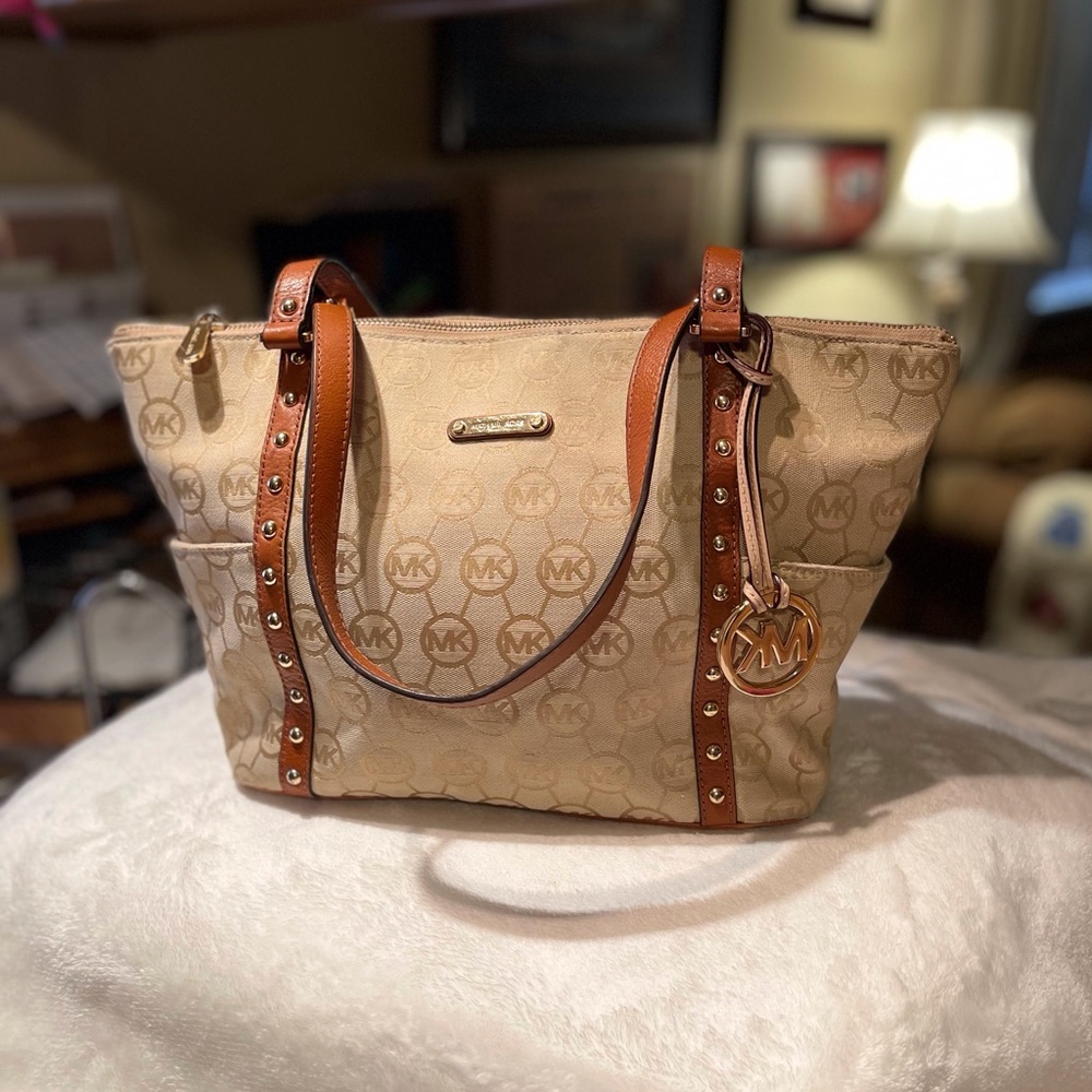 Michael Kors jet-set Signature Studded Tote - Picture 3 of 16
